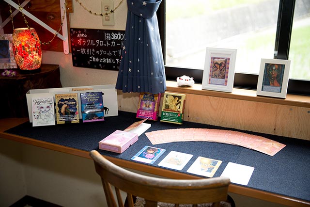 タロットカードを広げている